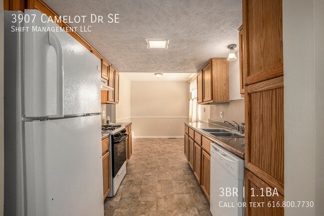 Building Photo - 3907 Camelot Dr SE