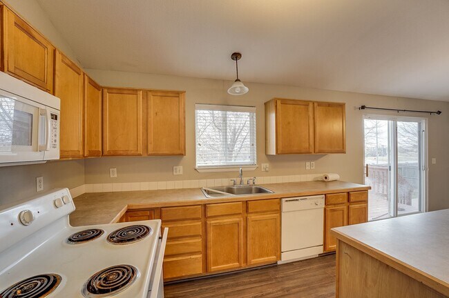 Building Photo - Spacious 3 bed, 2.5 bath home located in Wellington, CO