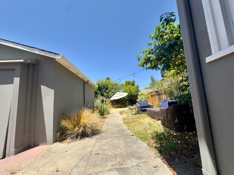 Building Photo - 2309 Derby St