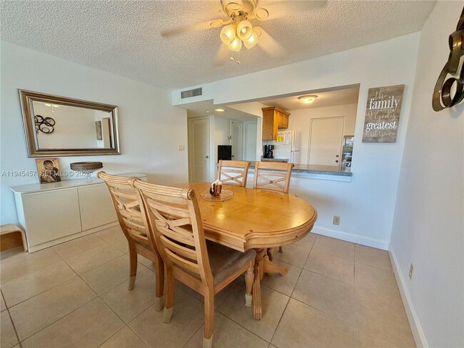 Building Photo - 2324 S Cypress Bend Dr