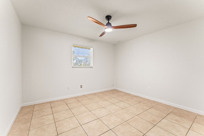Building Photo - Charming 2-Bed Duplex Retreat in Edgewater...