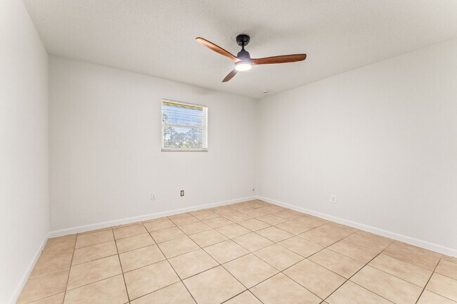 Building Photo - **FIRST MONTH FREE RENT OFFER** Charming 2-Bed Duplex Retreat in Edgewater, so close to the beach...