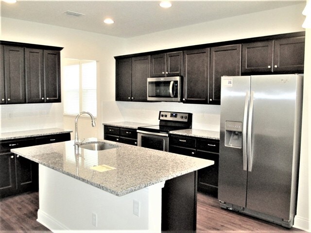 Building Photo - 3353 Roundabout Dr