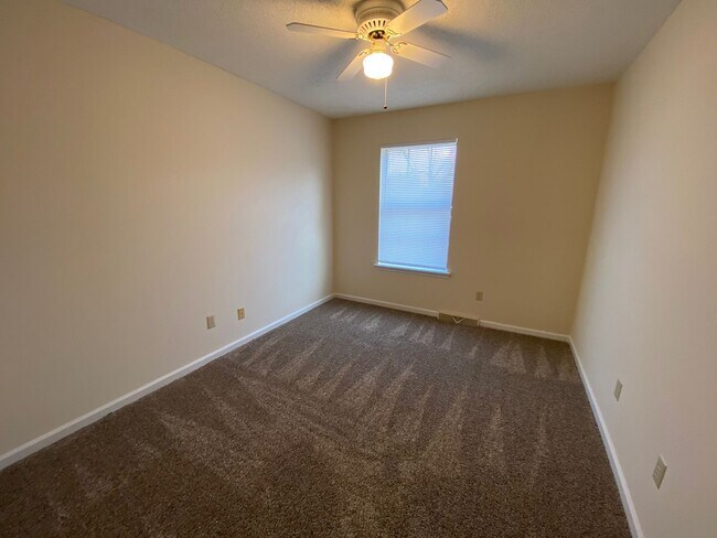 Building Photo - 2BR 1.5BA single story condo located near ...