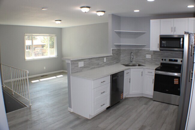 Building Photo - 2080 Poteae Cir