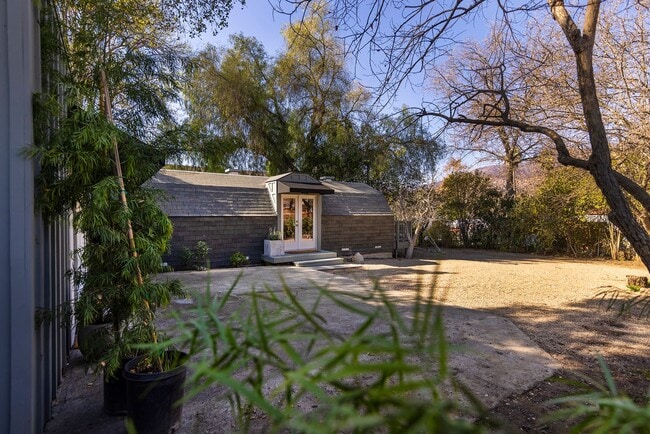 Building Photo - Ojai Funk Zone Hideaway