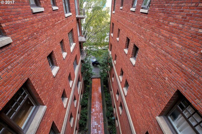 Building Photo - 1829 NW Lovejoy St