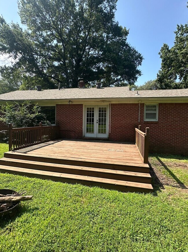 Building Photo - 3BD/1.5BA Home located in Colonial Acres!