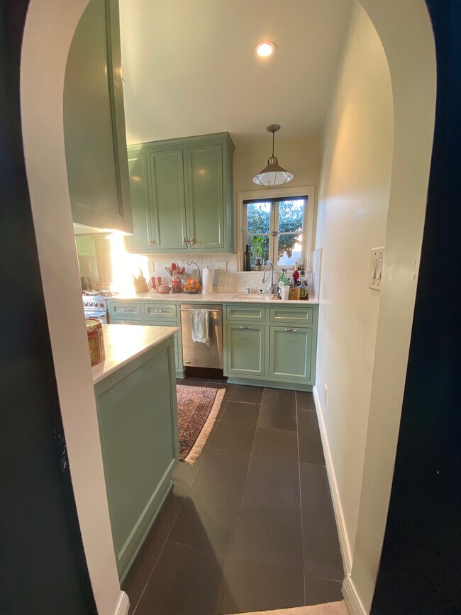 Kitchen - 1521 Parmer Ave