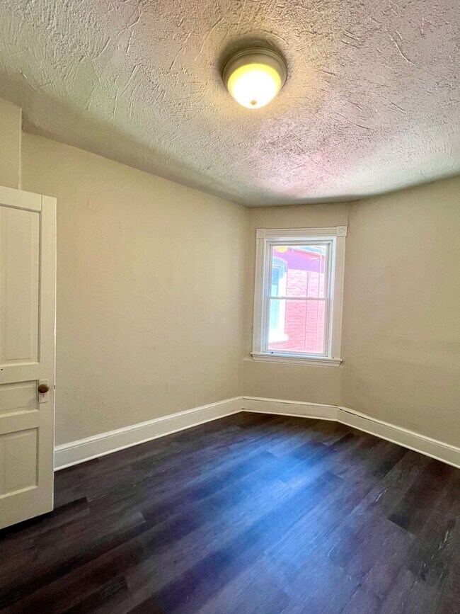 Building Photo - Charming 3BR Townhouse in Cabbage Hill