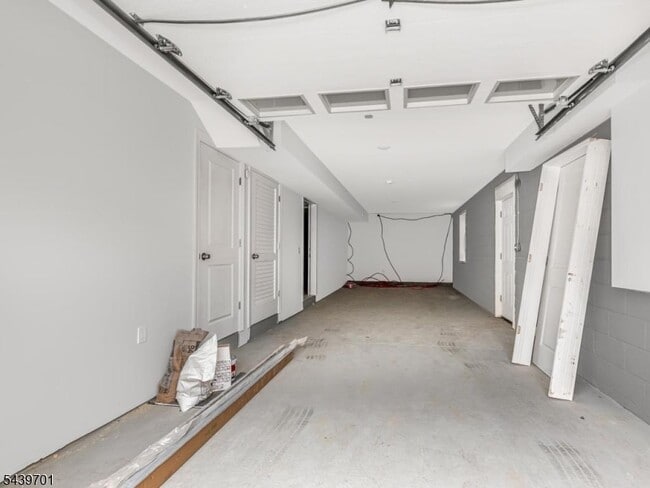 Building Photo - 282 W Runyon St