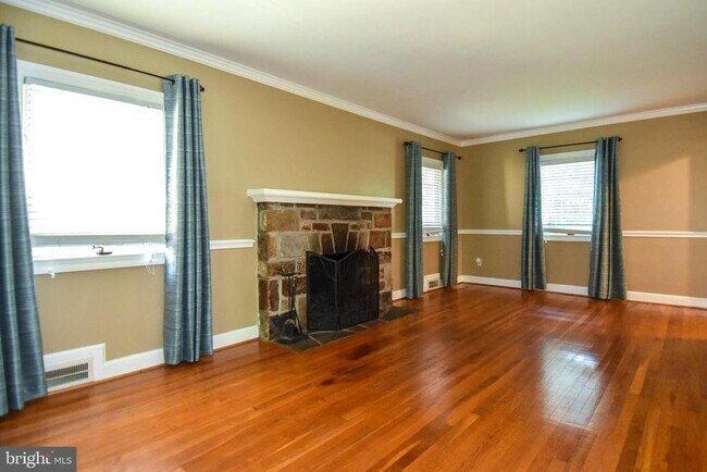 Building Photo - 6127 Brook Dr