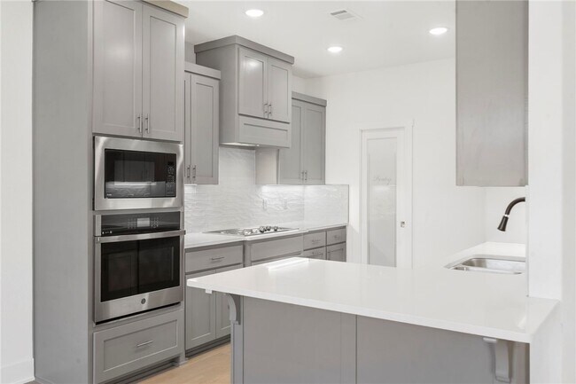 Building Photo - 6902 SW Basswood Ave