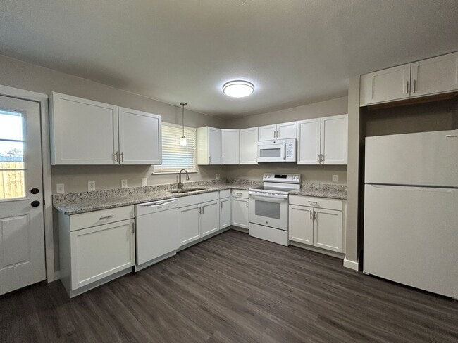 Building Photo - Minutes from Downtown Rogers – 2 Bed Apartment for Rent