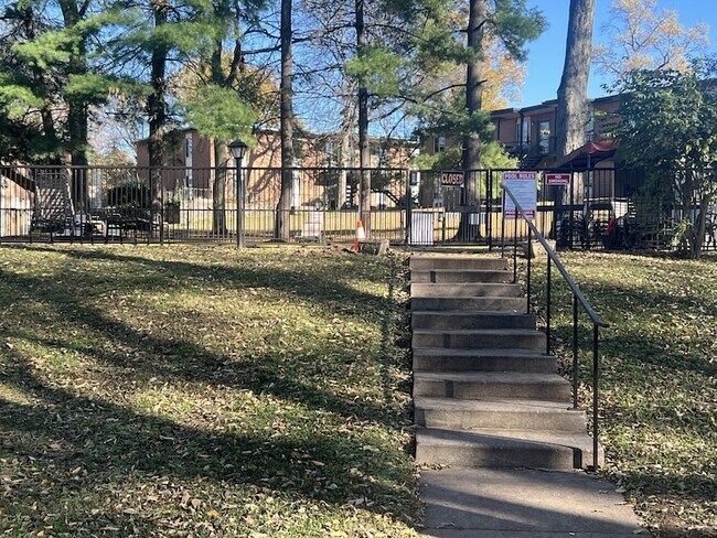 Building Photo - 2601 Hillsboro Pike