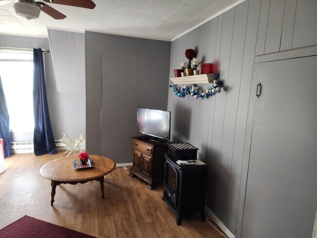 Building Photo - 6 Hager Ln