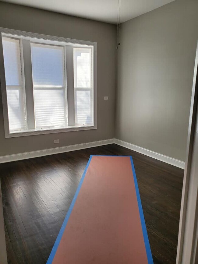 Building Photo - 229 E 55th Pl