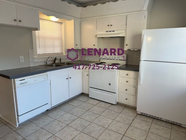 Building Photo - Spacious Home Ready For Move In!