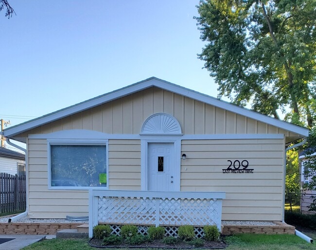 Building Photo - 209 E Pineview Dr