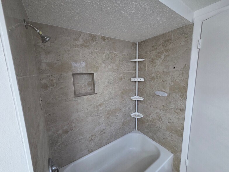 Building Photo - 9125 Hunt Club Ln