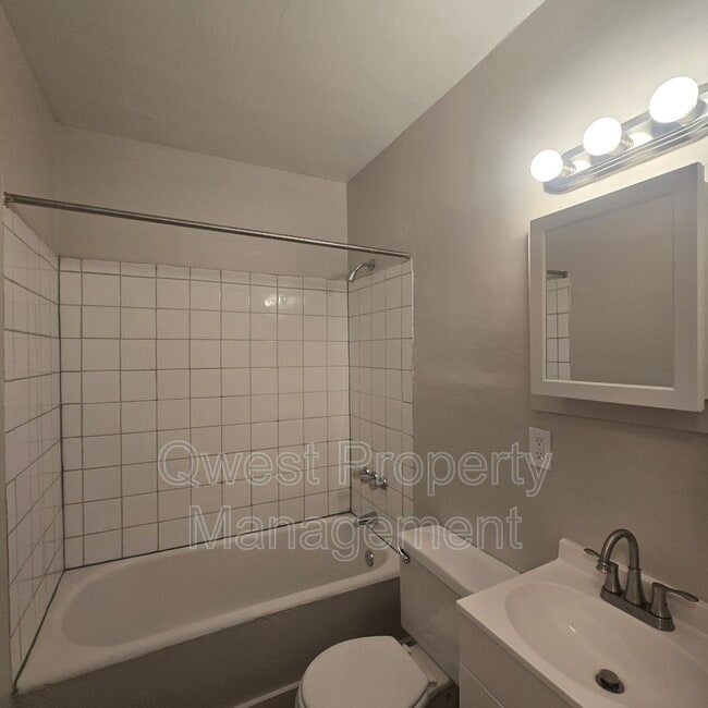 Building Photo - 624 Oakdale St SE