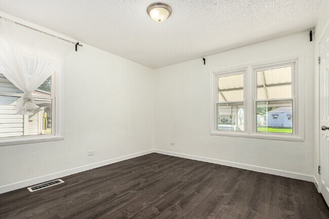 Building Photo - Lovely three bed / one bath home for rent