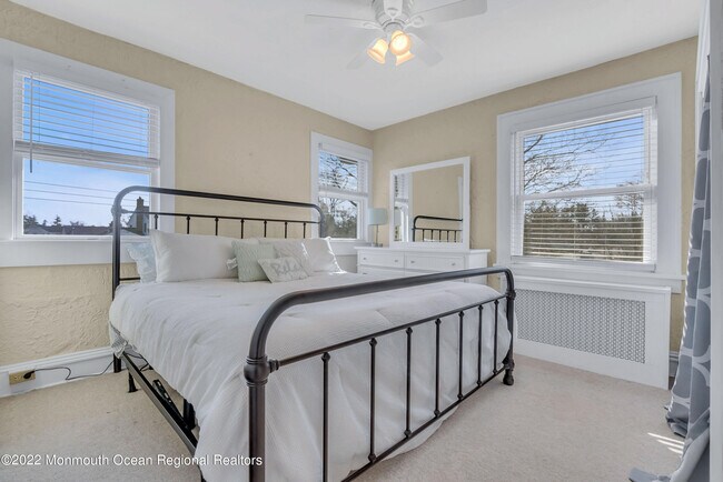 Building Photo - 102 Dixon Ave