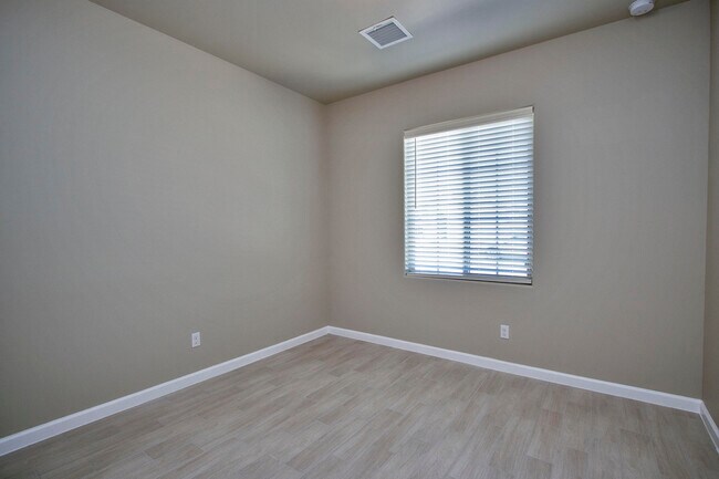 Building Photo - 729 C. Escondida