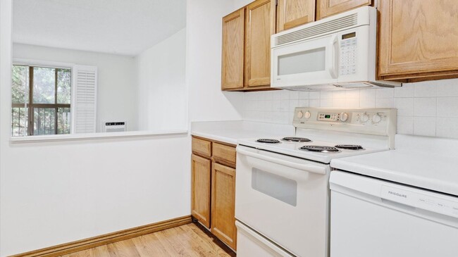 Building Photo - Welcoming & Bright 2 Bed/2 Bath in Active ...