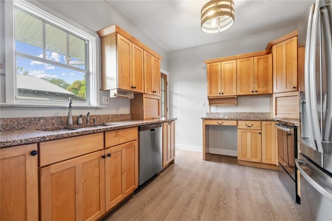 Building Photo - 227 W Fern St