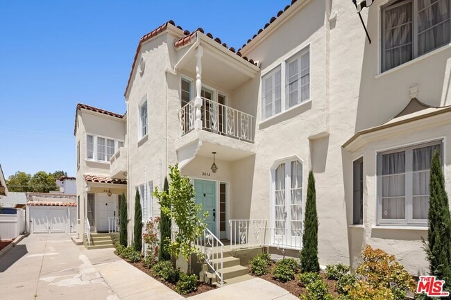 Building Photo - 2011 Beachwood Dr