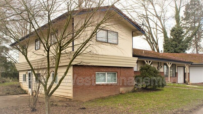 Primary Photo - 1300 NE 88th St