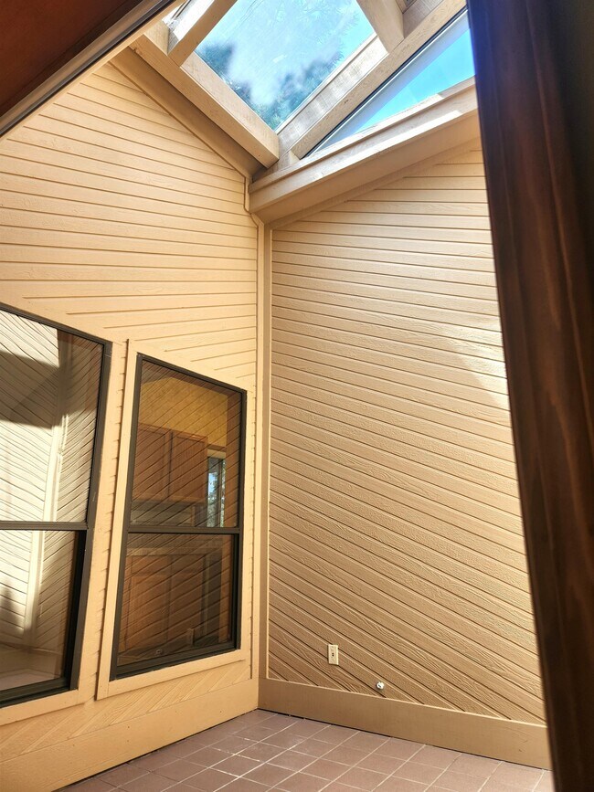 Building Photo - 611 NE Tracker Ct