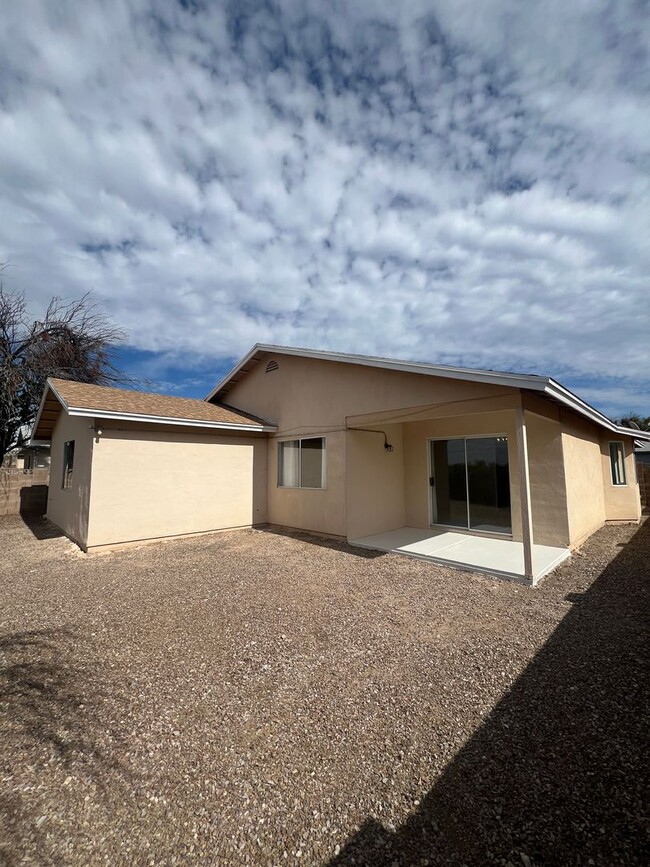 Building Photo - Comfortable & Attractive 3 Bedroom 2 Bath East Side Home Convenient to Everything