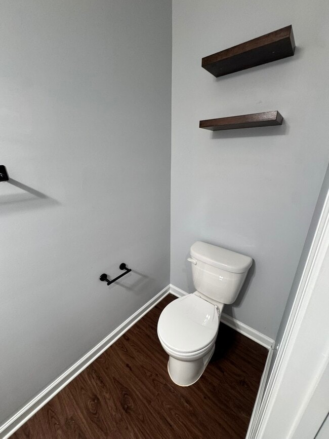 Building Photo - MOVE IN READY! 3 Bed 2.5 Bath Town Home
