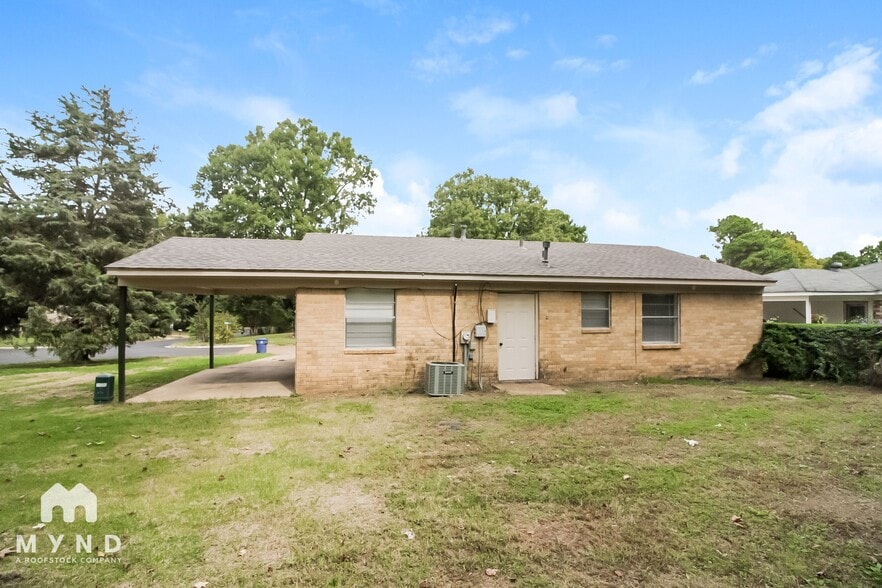 Building Photo - 6875 Embassy Cir