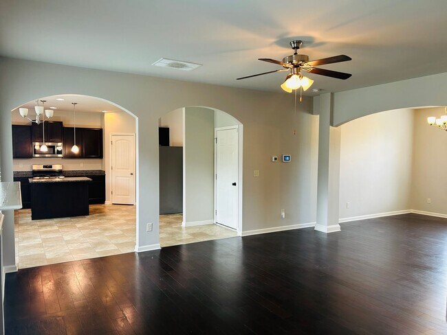 Building Photo - Beautiful 4 bedroom, 2.5 bathroom home In ...