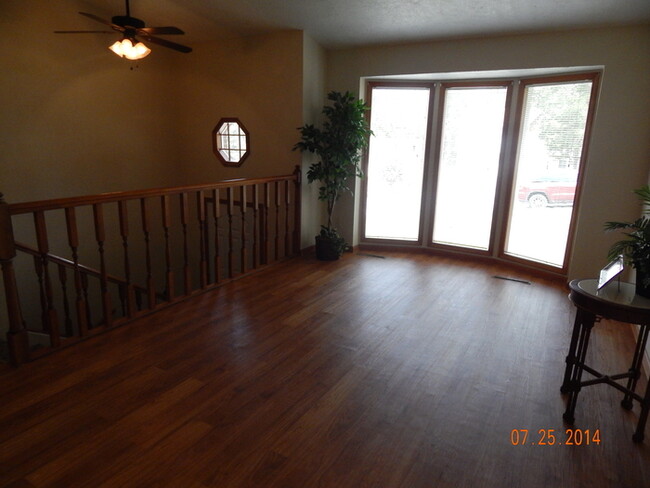 Building Photo - 3 bedroom, 2.75 bath, 2 car garage, family...