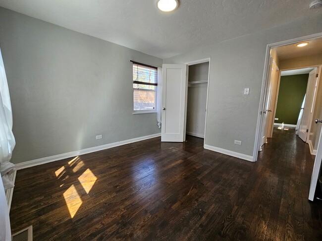 Building Photo - Heart of the City 1949 Charmer 2 Bed 1 Bat...