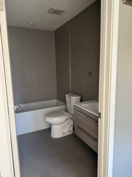 Building Photo - 11040 Hesby St