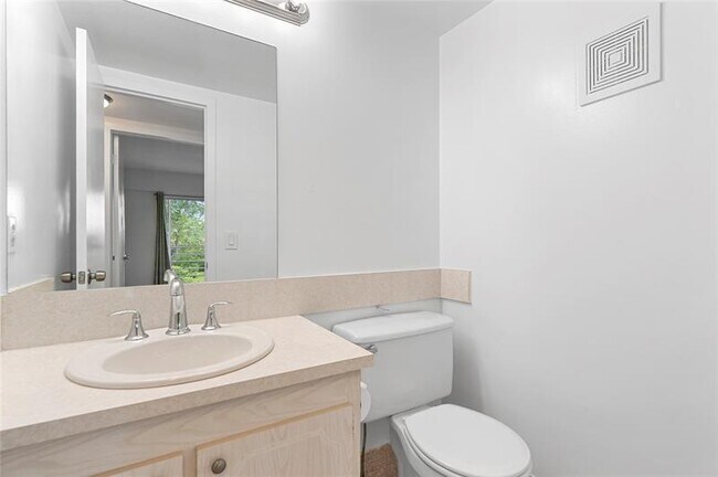Building Photo - 410 Fanshaw J