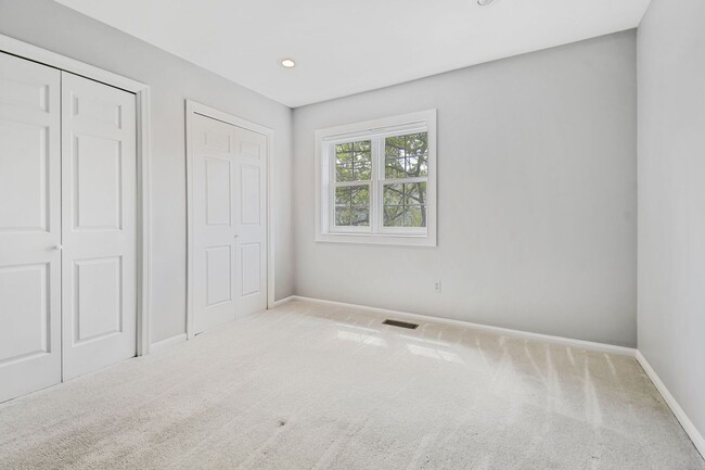Building Photo - Fabulous Townhouse in Kenwood Forest II - ...