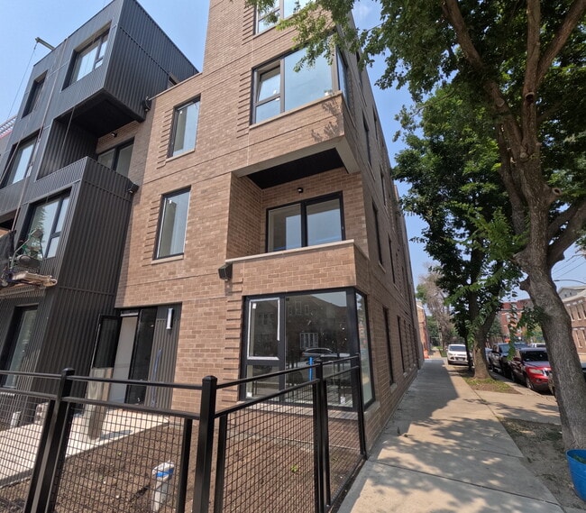 Primary Photo - 2100 W 18th Pl