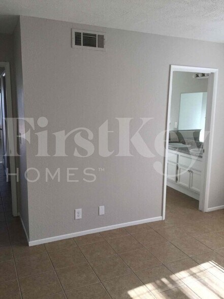 Building Photo - 2368 Valley Dr