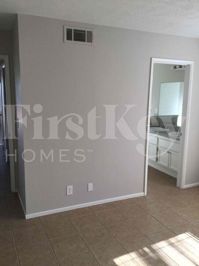 Building Photo - 2368 Valley Dr