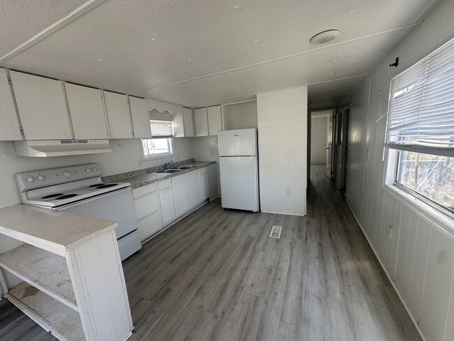 Building Photo - 7960 Reynolda Rd