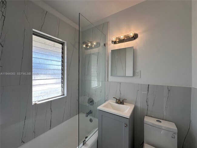 Building Photo - 1910 Biarritz Dr