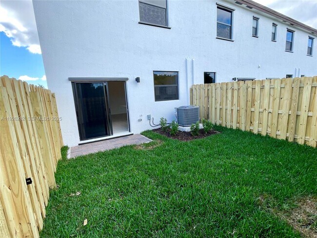 Building Photo - 20671 NE 7th Pl