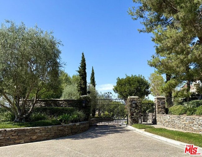 Building Photo - 5 Marisol