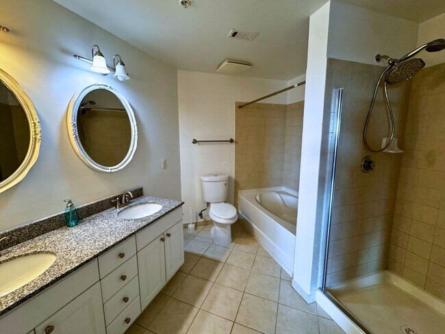 Building Photo - Luxury Fully Furnished 2BR/2BA Corner Cond...